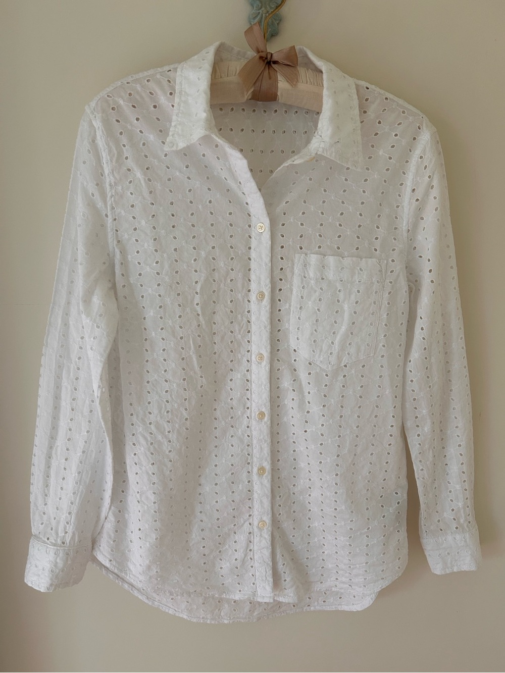 The Gap White Eyelet Button-Down Shirt with Embroidered Details 
Size: Small
EUC